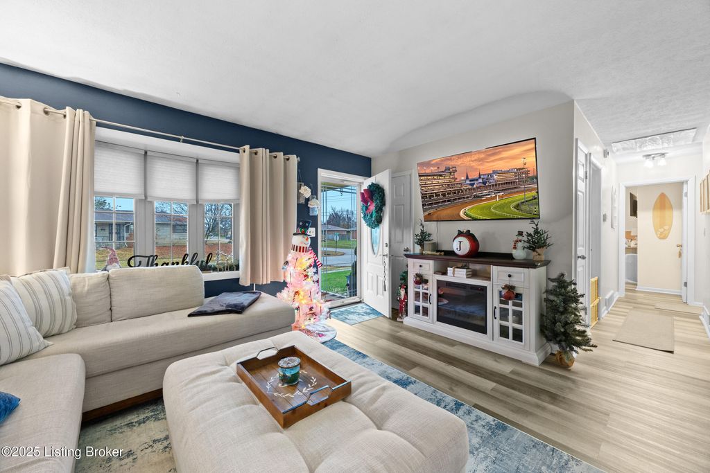 Photo of 2312 Darrell Dr, Louisville, KY 40216 (MLS # 1705511)