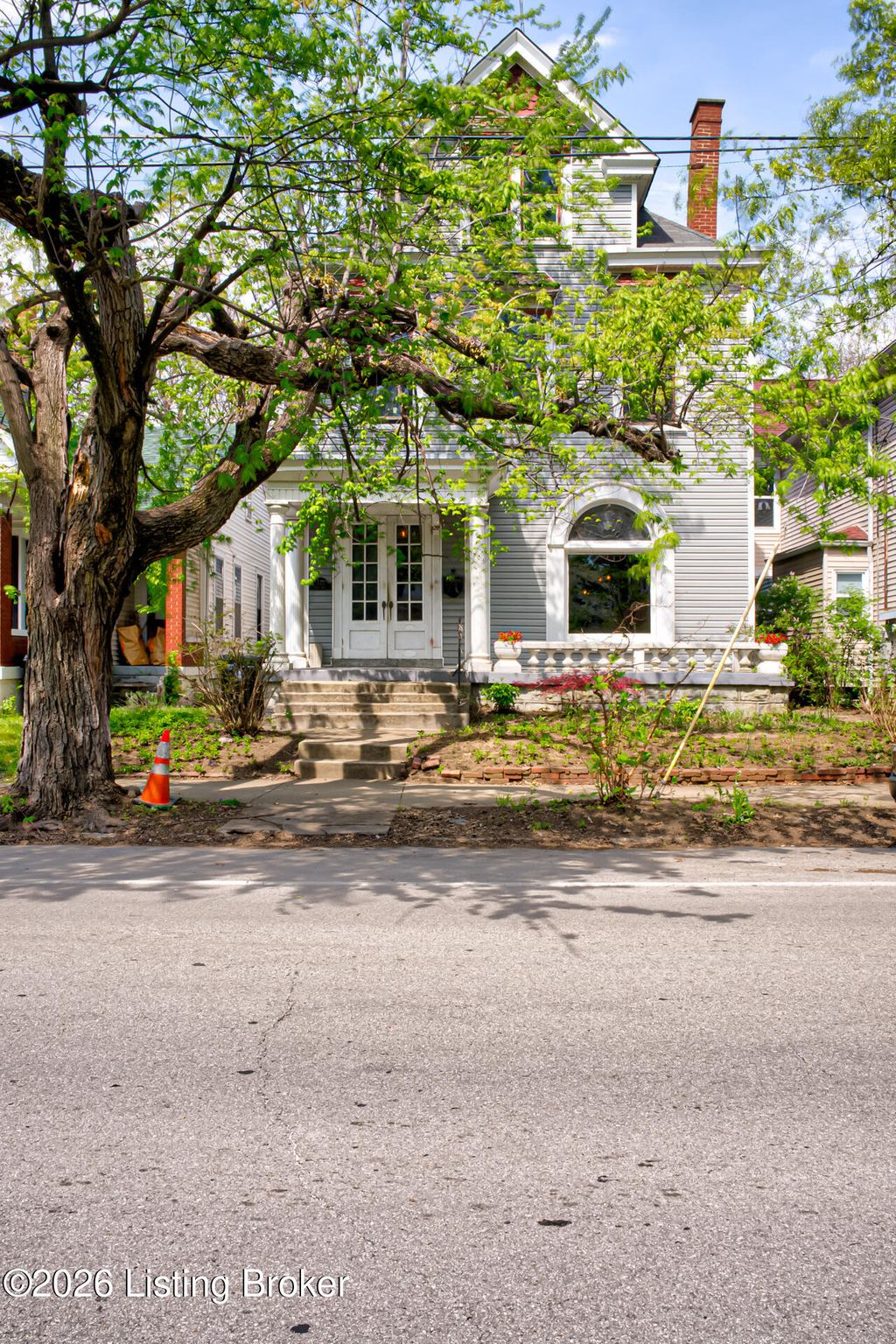 Photo of 721 E Oak St, Louisville, KY 40203 (MLS # 1714709)