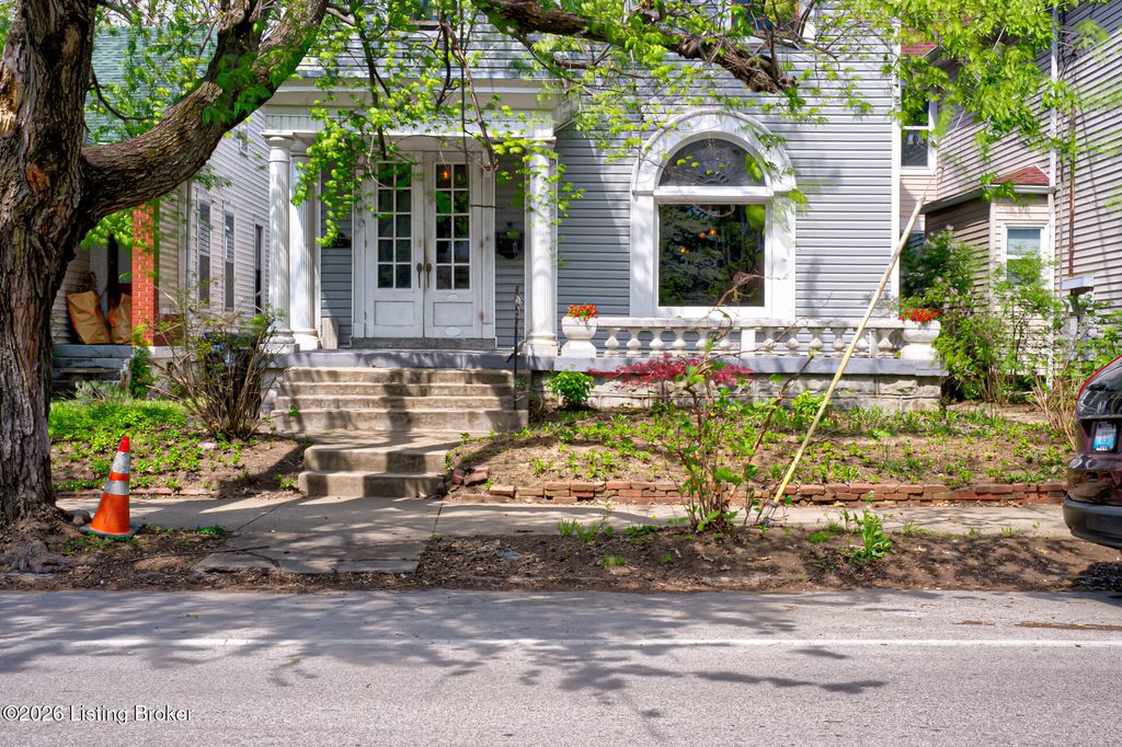 Photo of 721 E Oak St, Louisville, KY 40203 (MLS # 1714709)