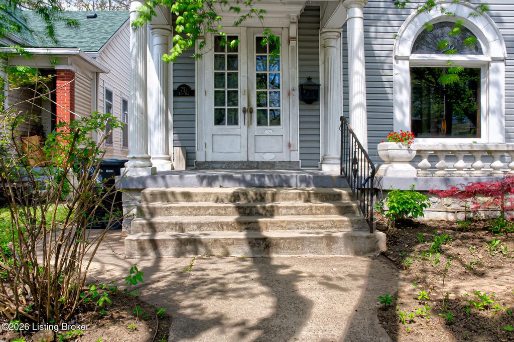 Photo of 721 E Oak St, Louisville, KY 40203 (MLS # 1714709)