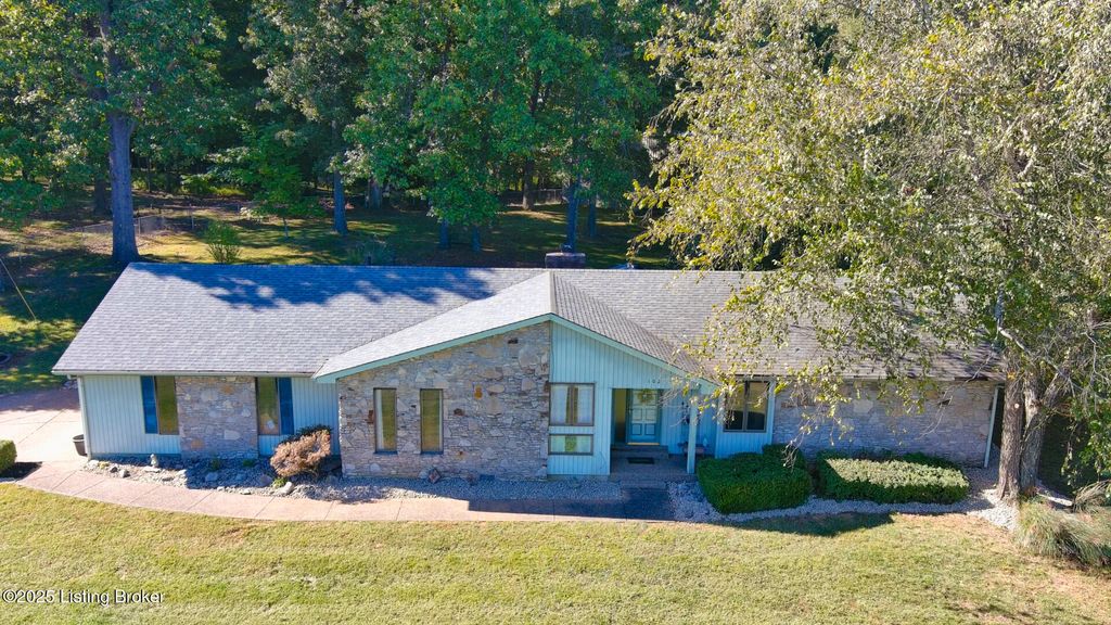 Photo of 102 Thicket Ct, Radcliff, KY 40160 (MLS # 1715200)