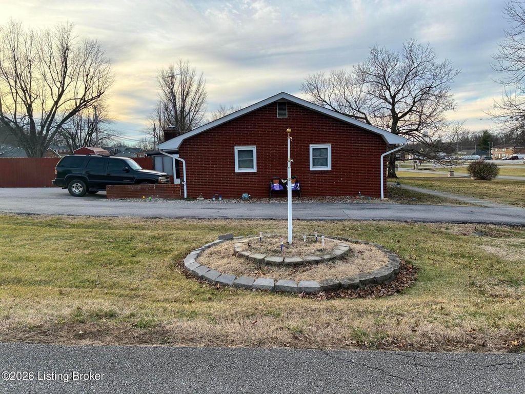 Photo of 606 Valley Terrace, Irvington, KY 40146 (MLS # 1706753)