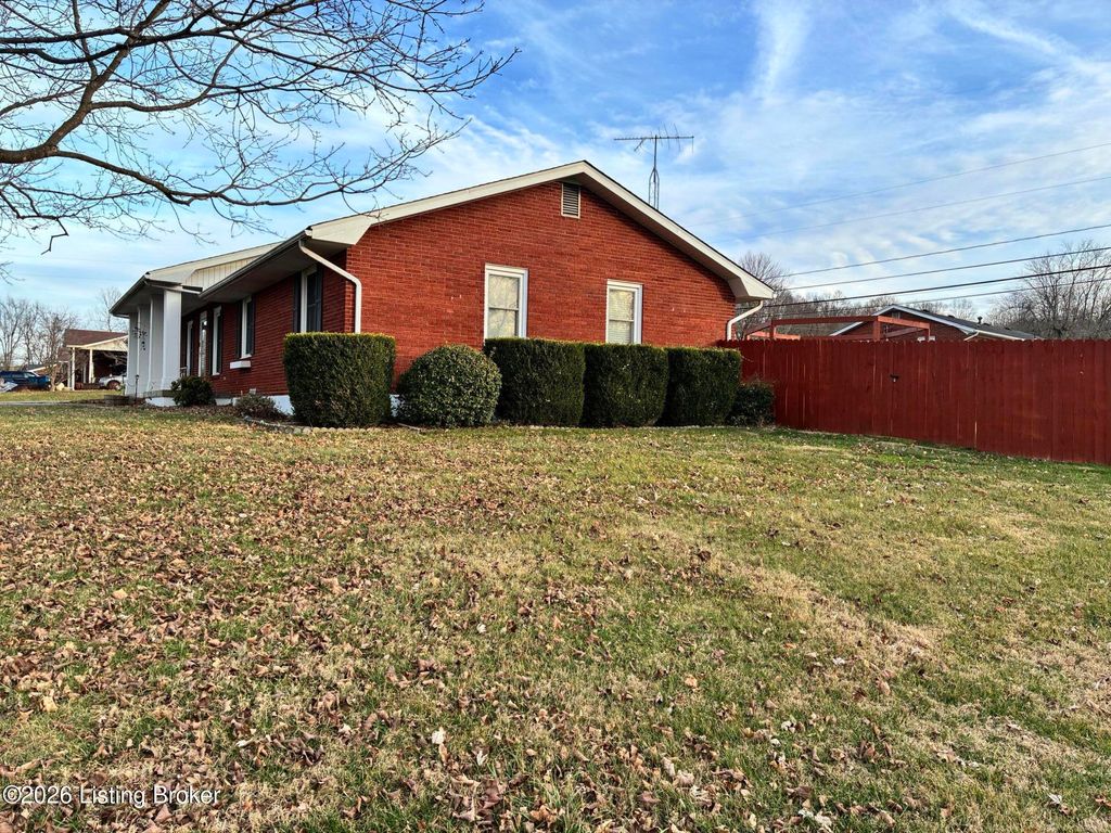 Photo of 606 Valley Terrace, Irvington, KY 40146 (MLS # 1706753)