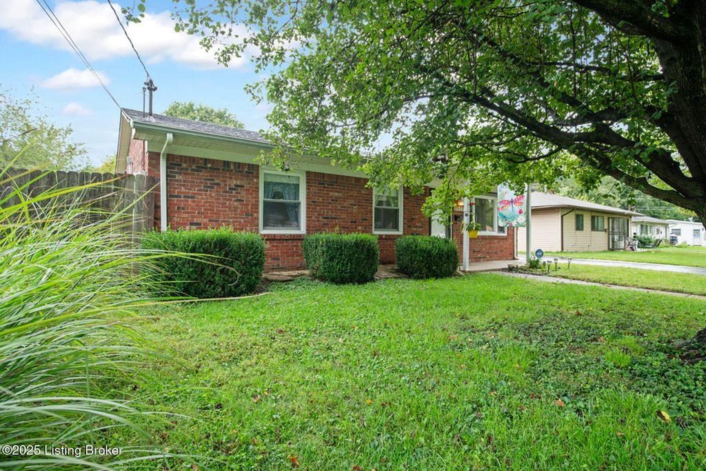 Photo of 9907 Plaudit Way, Louisville, KY 40272 (MLS # 1701183)