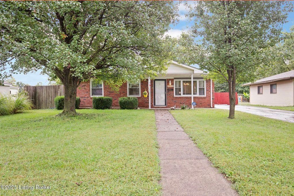 Photo of 9907 Plaudit Way, Louisville, KY 40272 (MLS # 1701183)