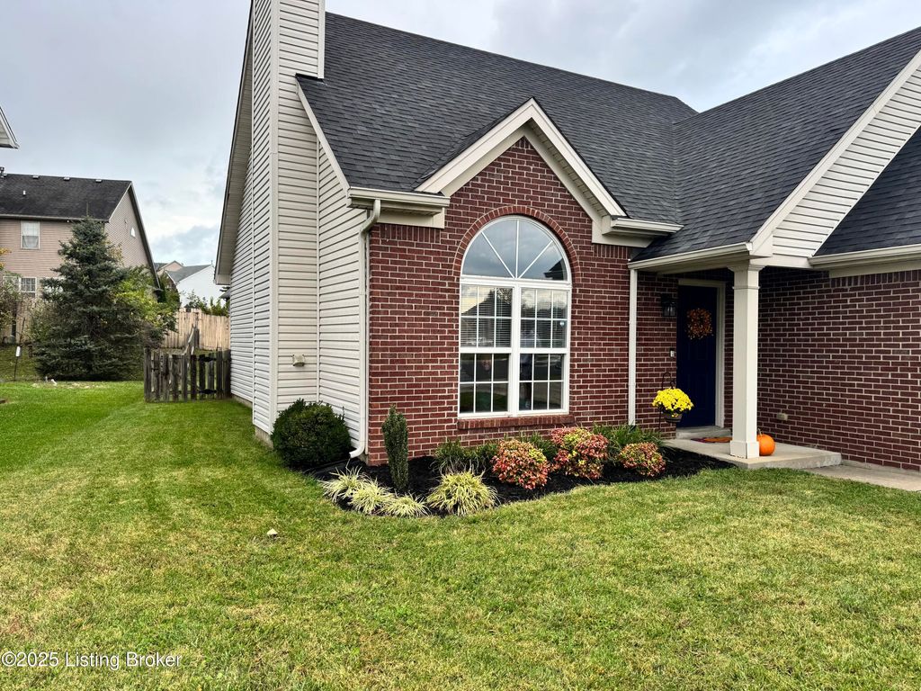 Photo of 15707 Beckley Hills Dr, Louisville, KY 40245 (MLS # 1701550)