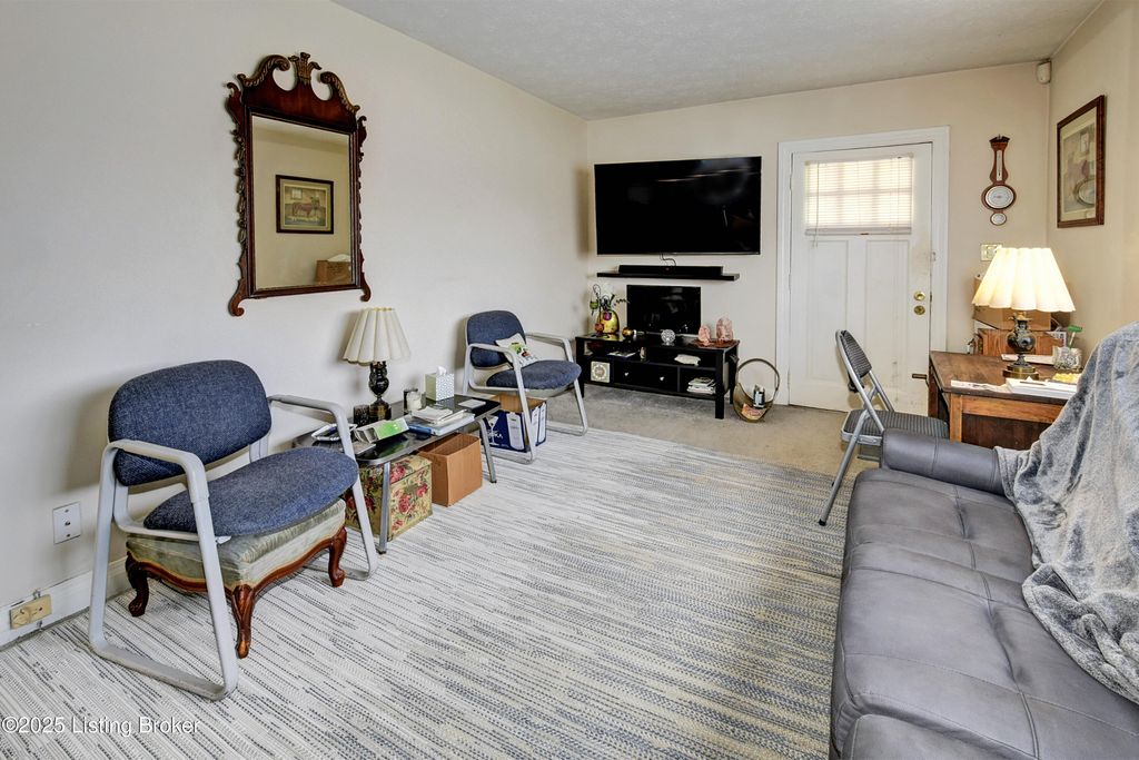 Photo of 618 W Southern Heights Ave, Louisville, KY 40215 (MLS # 1705009)