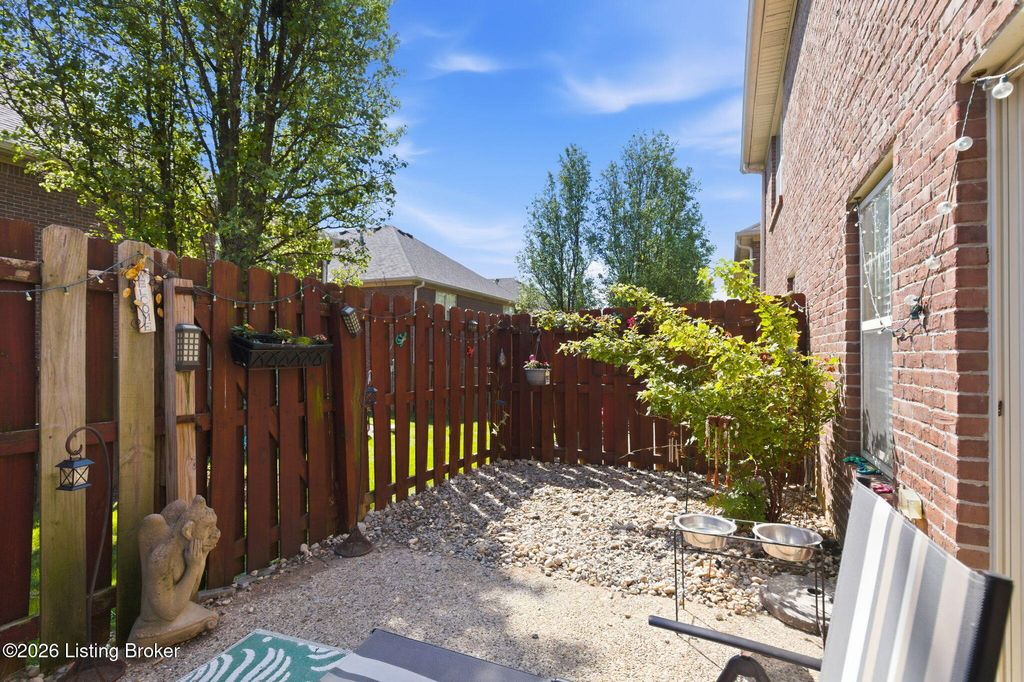 Photo of 8461 Grand Trevi Dr, Louisville, KY 40228 (MLS # 1714154)