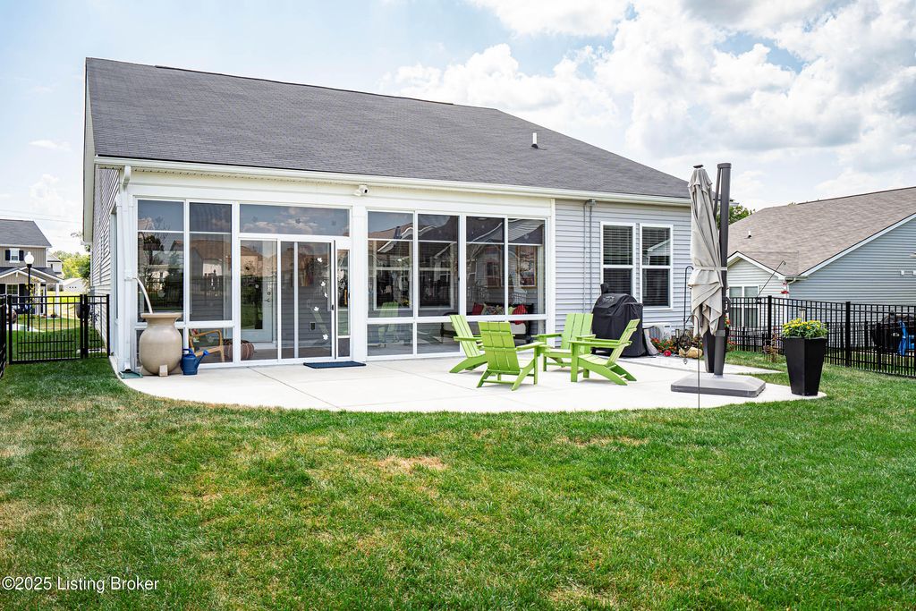 Photo of 3711 Creekstone Bluff Blvd, La Grange, KY 40031 (MLS # 1695270)