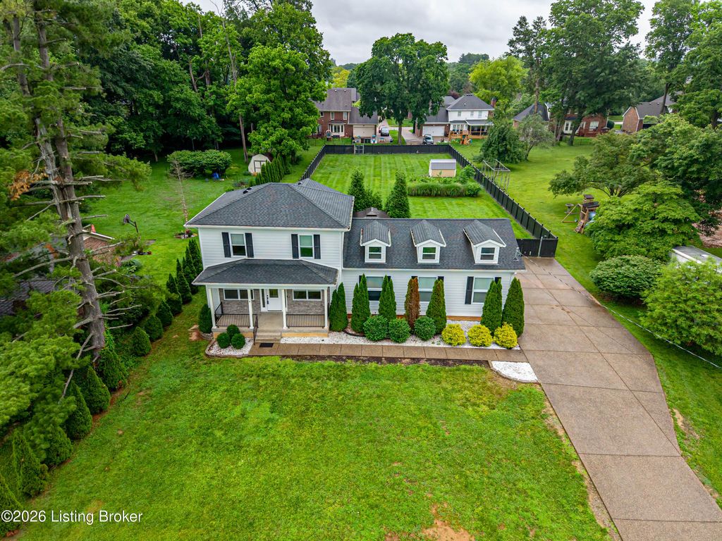 Photo of 1405 Blue Vale Way, Louisville, KY 40222 (MLS # 1718568)