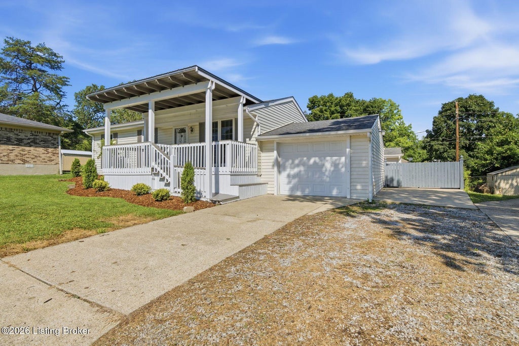 Photo of 1608 Rhode Ct, La Grange, KY 40031 (MLS # 1731916)