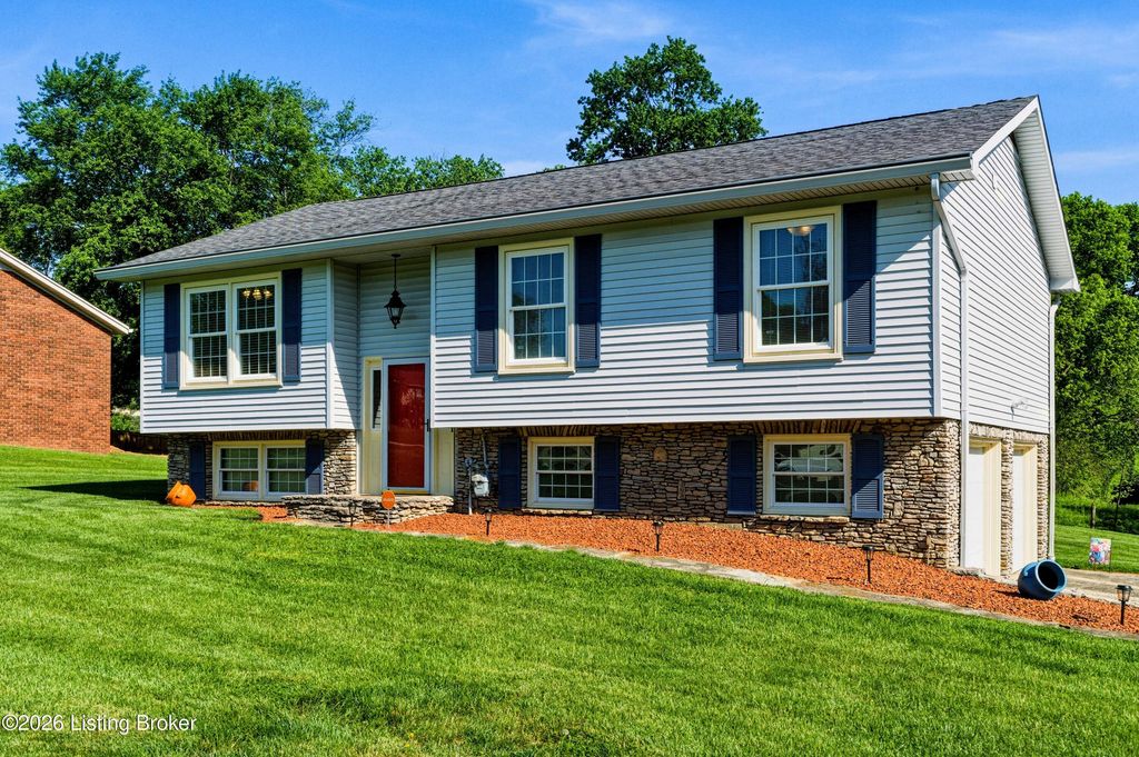 Photo of 322 Tophill Dr, Shelbyville, KY 40065 (MLS # 1715667)