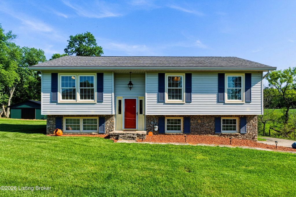 Photo of 322 Tophill Dr, Shelbyville, KY 40065 (MLS # 1715667)