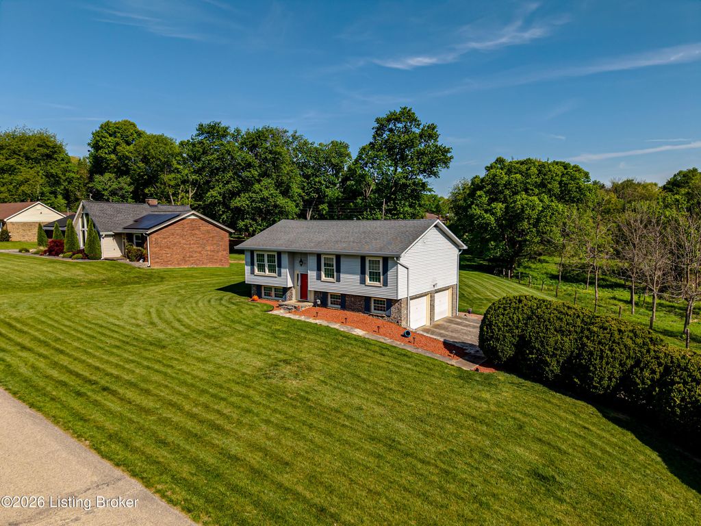 Photo of 322 Tophill Dr, Shelbyville, KY 40065 (MLS # 1715667)