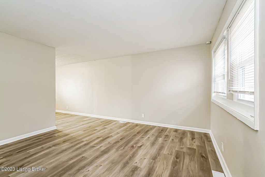 Photo of 3418 Bonaventure Blvd, Louisville, KY 40219 (MLS # 1705768)