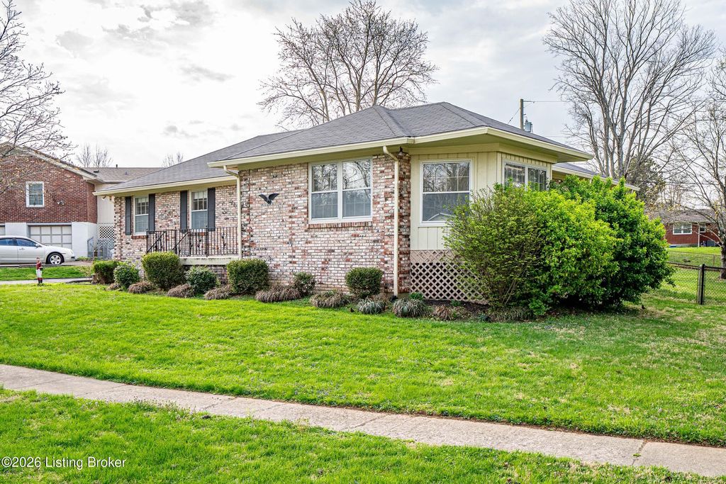 Photo of 308 Caroldale Ln, Louisville, KY 40243 (MLS # 1713419)