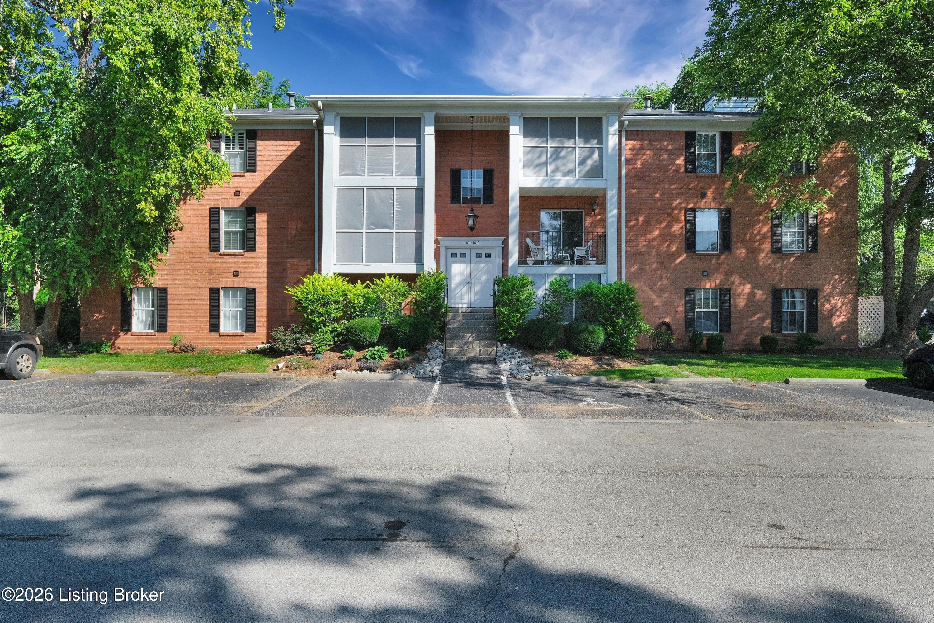 Photo 1 of 39 — 1002 Donard Park Ave, Louisville, KY 40218