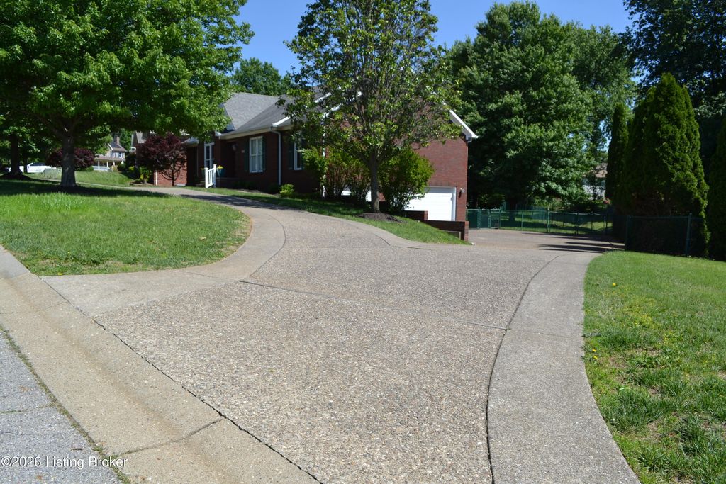 Photo of 6706 Crispa Ct, Louisville, KY 40228 (MLS # 1717390)