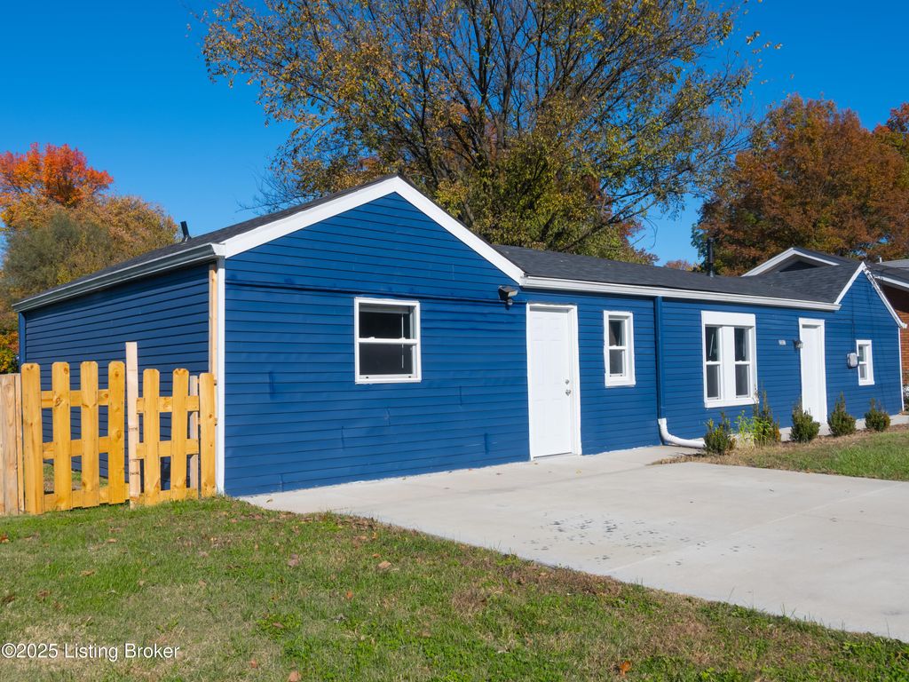 Photo of 2021 Appleton Ln, Louisville, KY 40216 (MLS # 1706116)