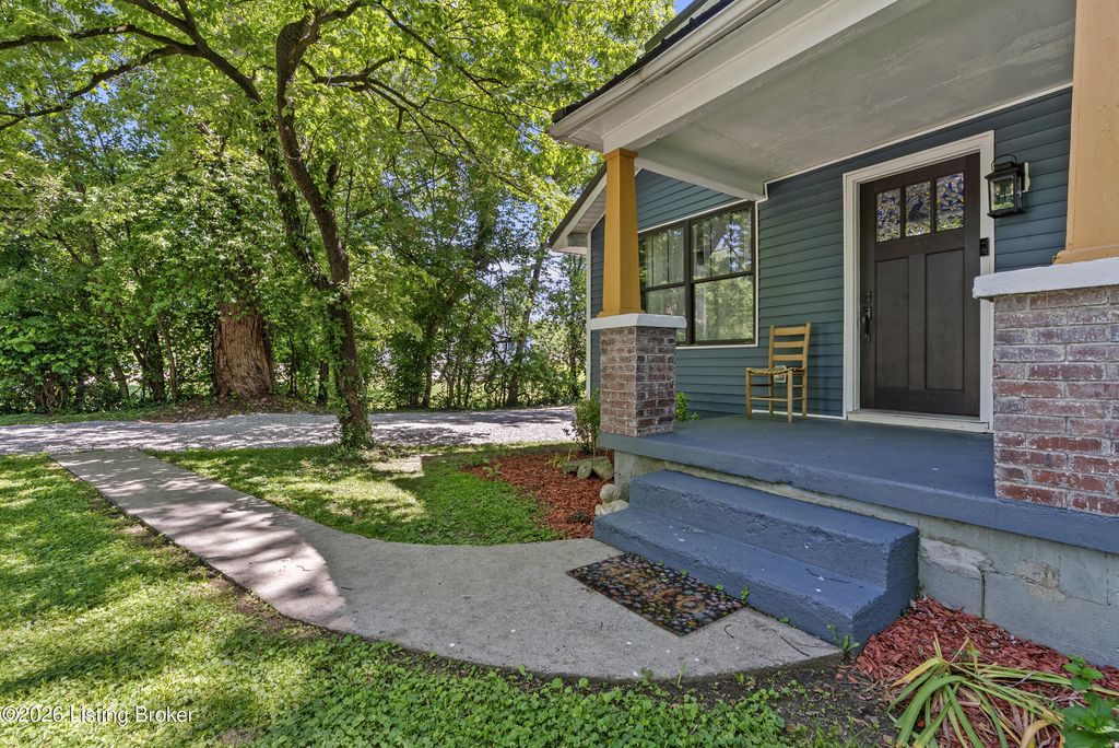 Photo of 247 Walnut St, Lebanon Junction, KY 40150 (MLS # 1717370)