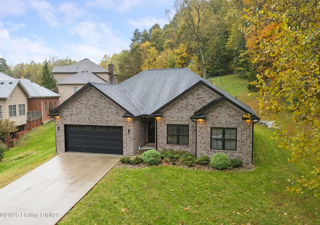 Photo of 2703 Clearstream Ct, New Albany, IN 47150 (MLS # 1702329)