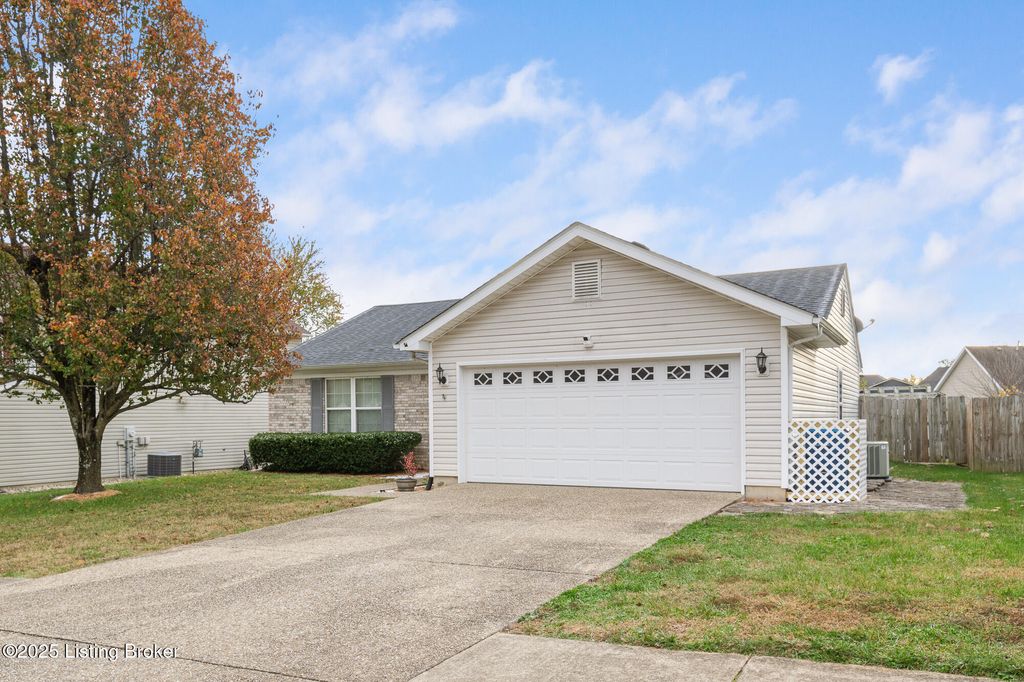 Photo of 1116 Willow Oak Ln, La Grange, KY 40031 (MLS # 1703200)