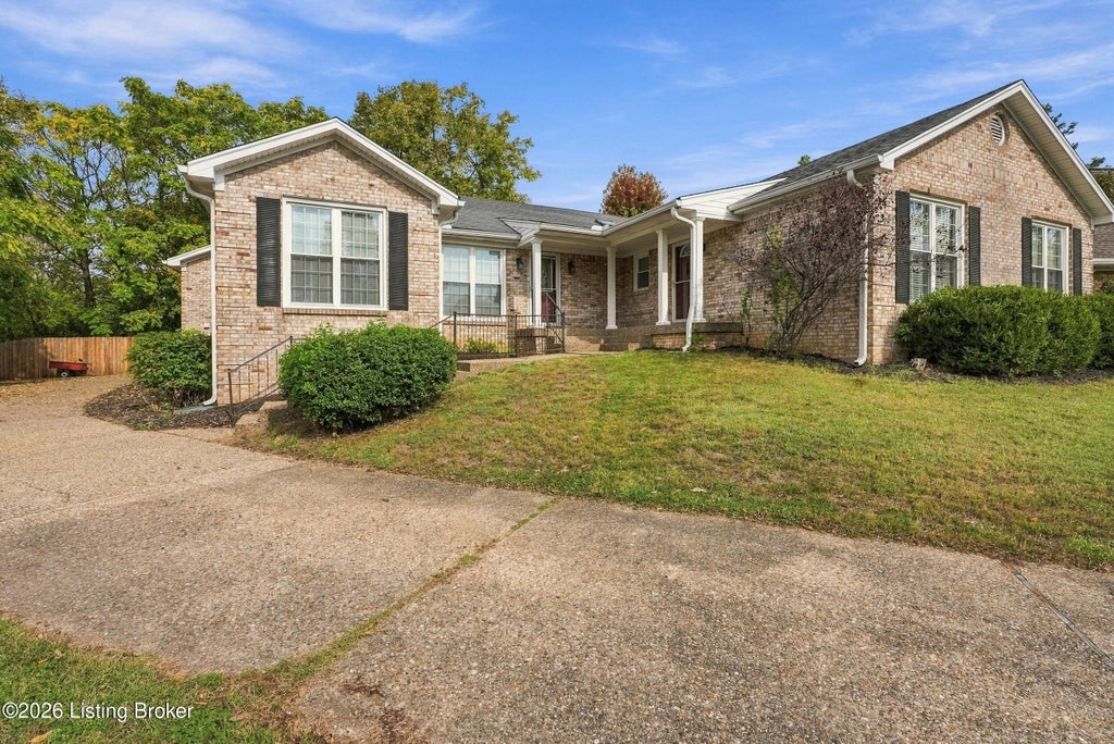 Photo of 3004 Cornerstone Ct, Louisville, KY 40220 (MLS # 1732386)