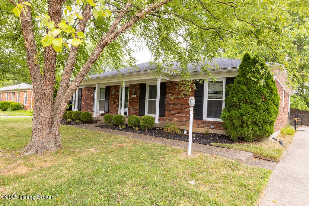 Photo of 2901 Creekside Dr, Louisville, KY 40241 (MLS # 1724745)