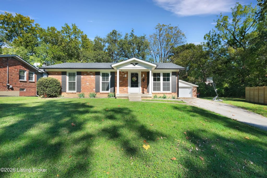 Photo of 3213 Cabinwood Dr, Louisville, KY 40220 (MLS # 1708614)