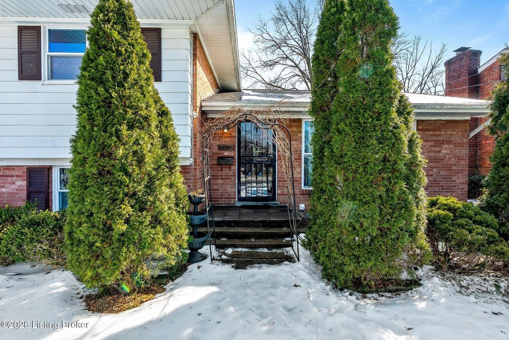 Photo of 2270 Bradford Dr, Louisville, KY 40218 (MLS # 1708997)