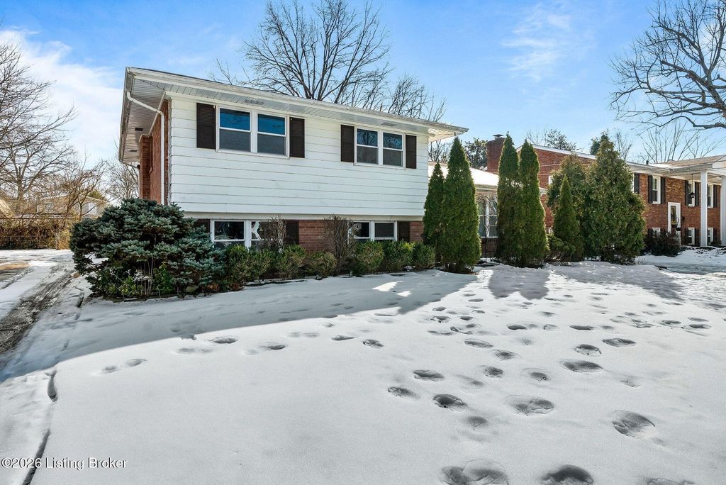 Photo of 2270 Bradford Dr, Louisville, KY 40218 (MLS # 1708997)