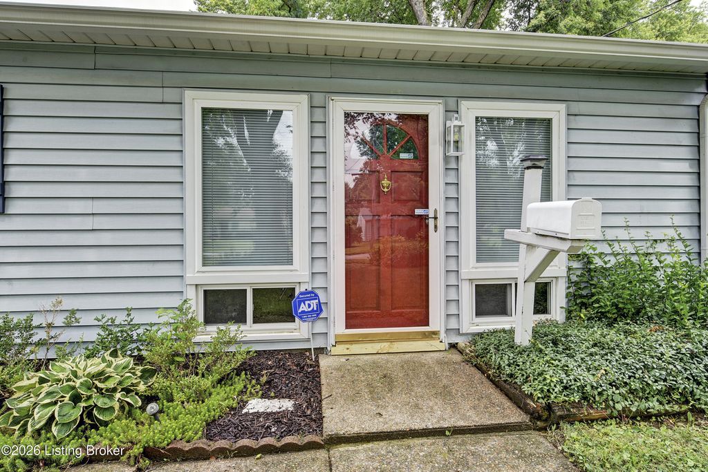 Photo of 10010 Donau Ln, Louisville, KY 40272 (MLS # 1711456)