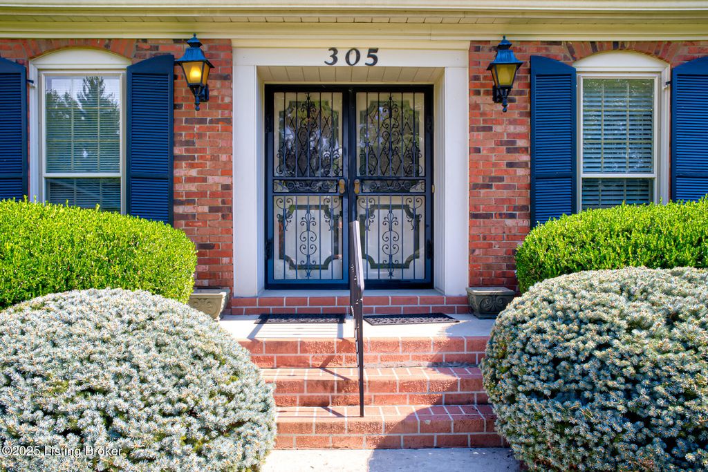 Photo of 305 Chertsey Ct, Douglass Hills, KY 40243 (MLS # 1707195)