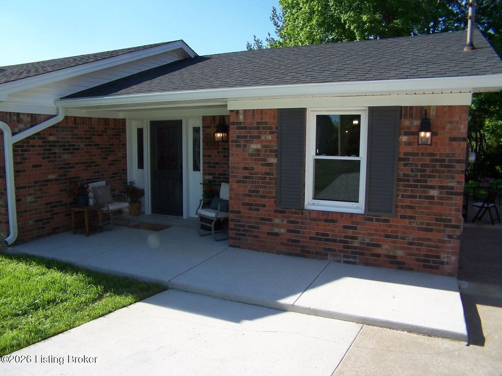 Photo of 136 Goodloe Ave, Bloomfield, KY 40008 (MLS # 1717273)