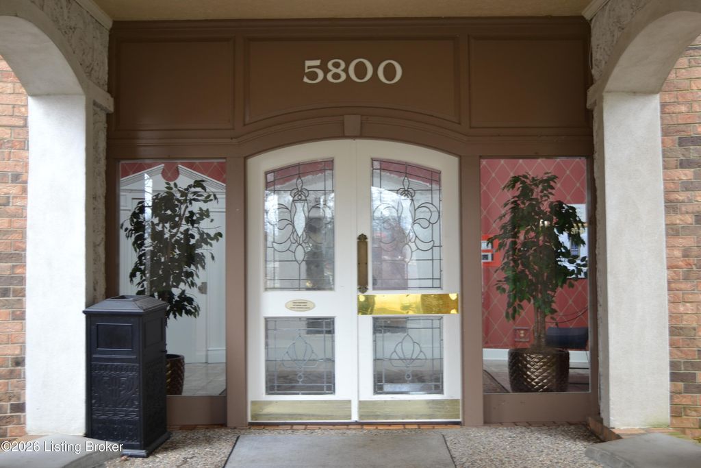 Photo of 5800 Coach Gate Wynde #324, Louisville, KY 40207 (MLS # 1711536)