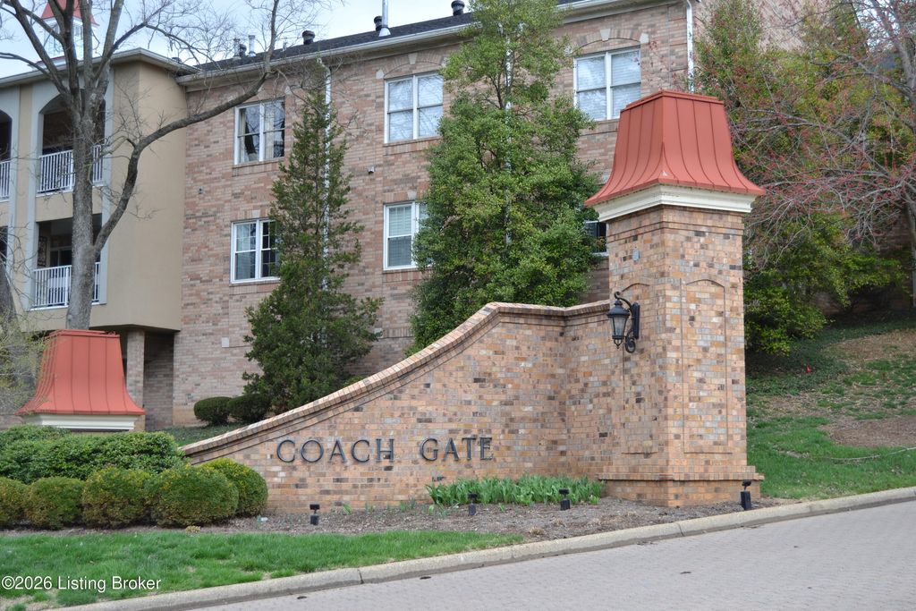 Photo of 5800 Coach Gate Wynde #324, Louisville, KY 40207 (MLS # 1711536)