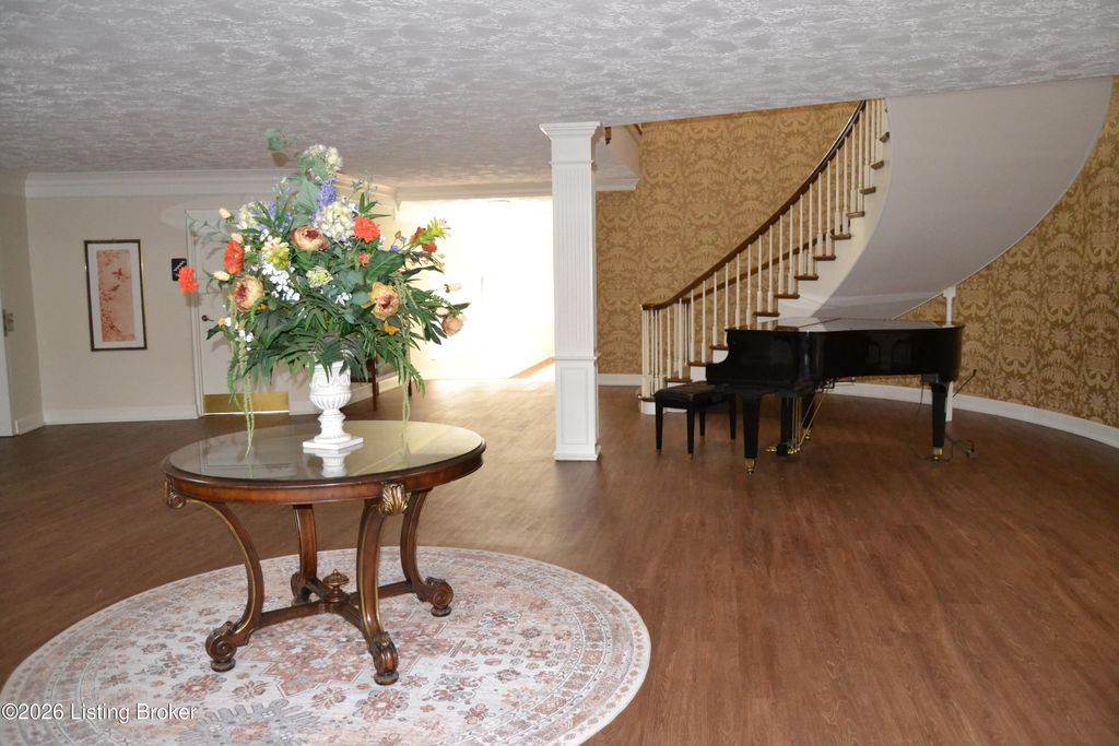 Photo of 5800 Coach Gate Wynde #324, Louisville, KY 40207 (MLS # 1711536)