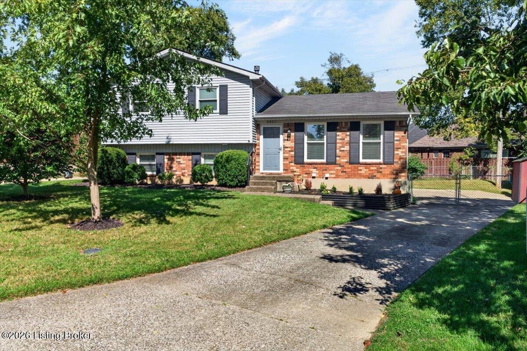 Photo of 8907 Bobrader Ct, Louisville, KY 40299 (MLS # 1730840)
