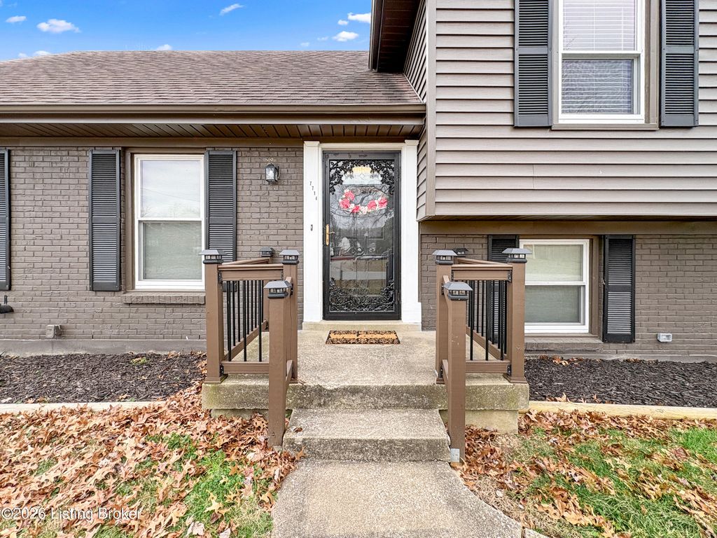 Photo of 7714 Cedar Hollow Dr, Louisville, KY 40291 (MLS # 1706946)