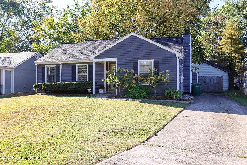 Photo of 7102 Lydgate Dr, Louisville, KY 40222 (MLS # 1731126)