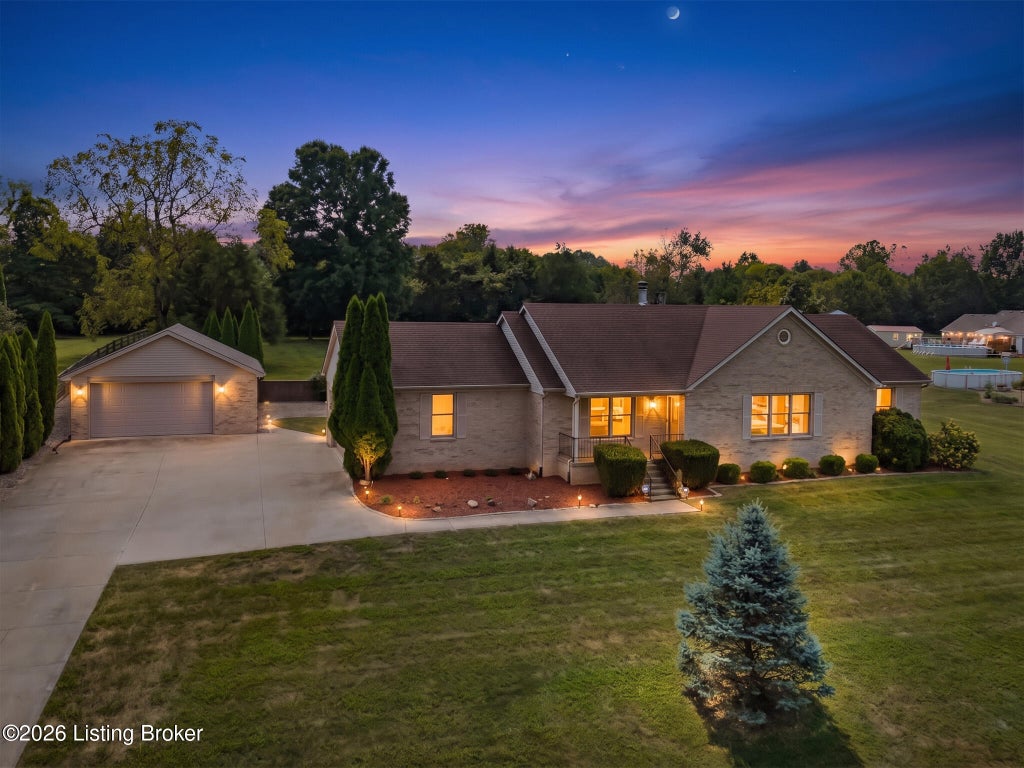 Photo of 2002 Forrest Park Dr, La Grange, KY 40031 (MLS # 1728412)
