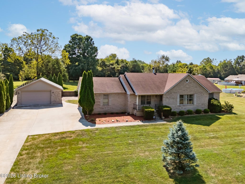 Photo of 2002 Forrest Park Dr, La Grange, KY 40031 (MLS # 1728412)