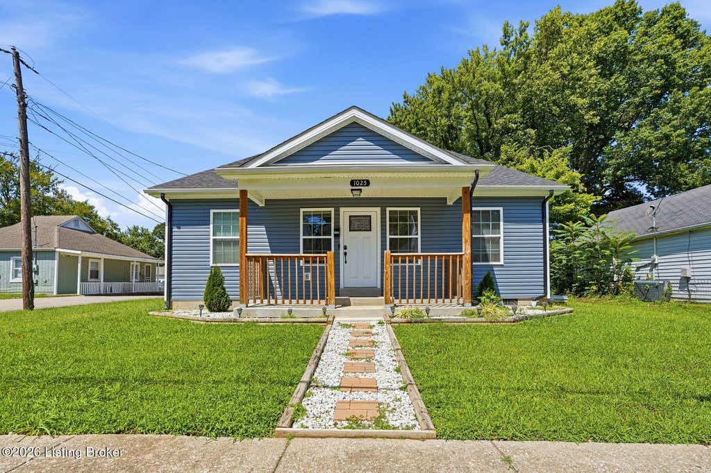 Photo of 1025 High St, Shelbyville, KY 40065 (MLS # 1727155)
