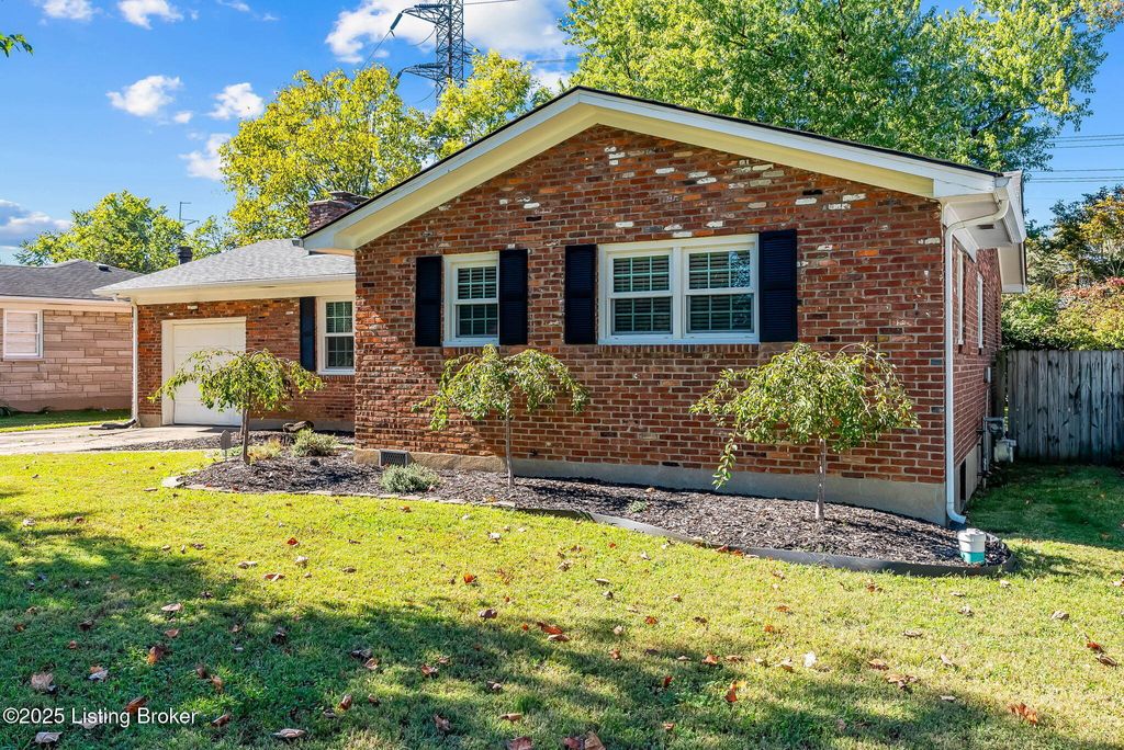 Photo of 4003 Blossomwood Dr, Louisville, KY 40220 (MLS # 1701377)