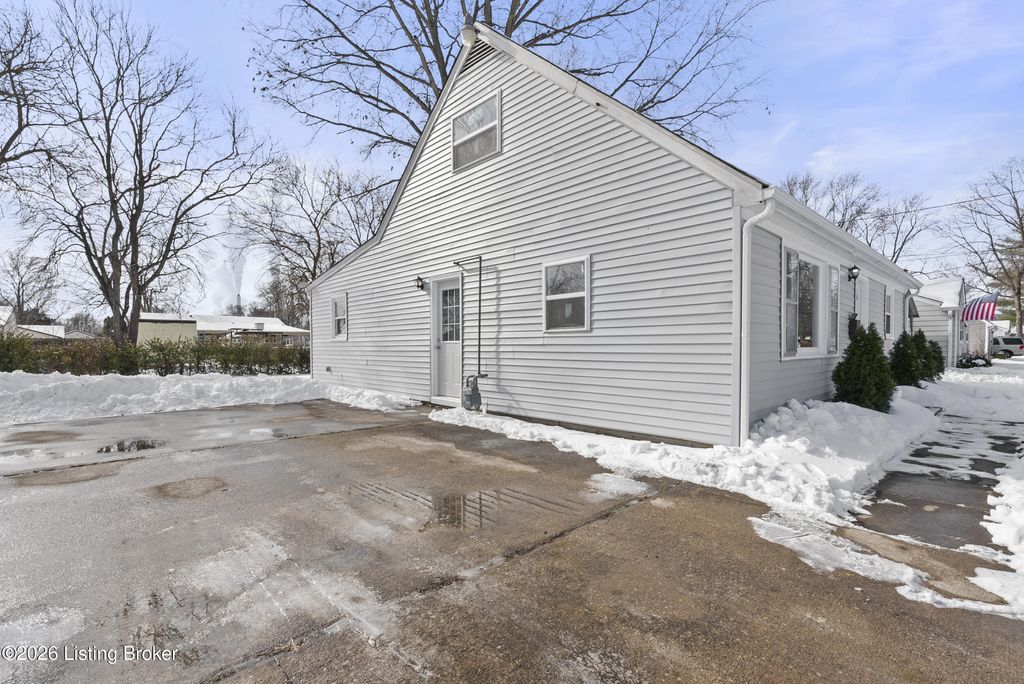 Photo of 6902 John Adams Way, Louisville, KY 40272 (MLS # 1708590)