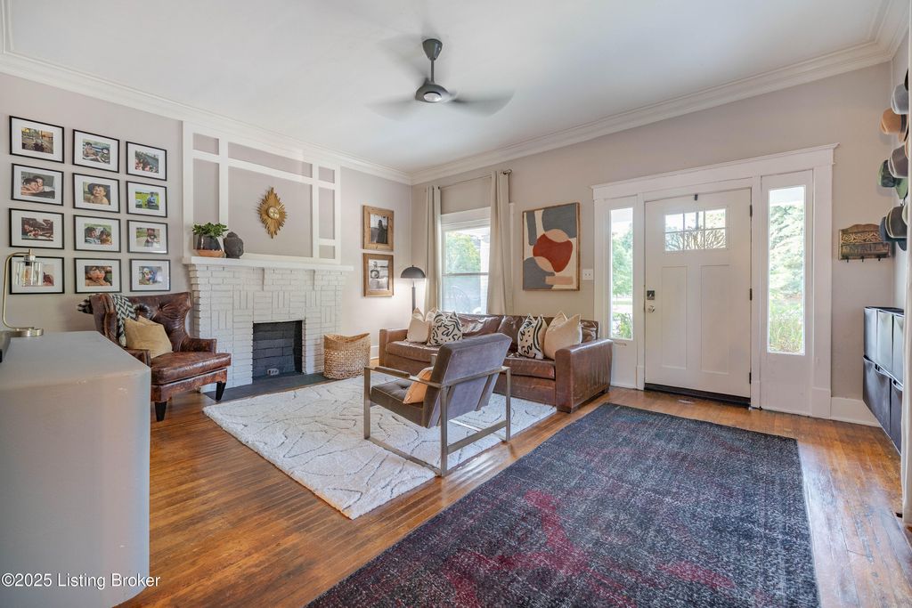 Photo of 601 E Oak St, Louisville, KY 40203 (MLS # 1713450)