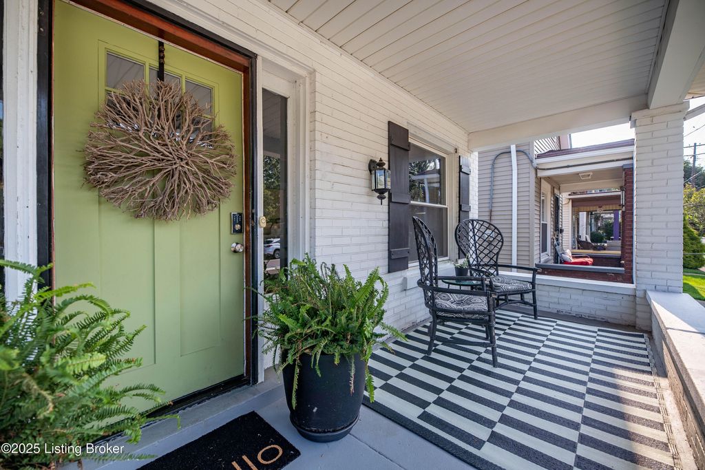 Photo of 601 E Oak St, Louisville, KY 40203 (MLS # 1713450)