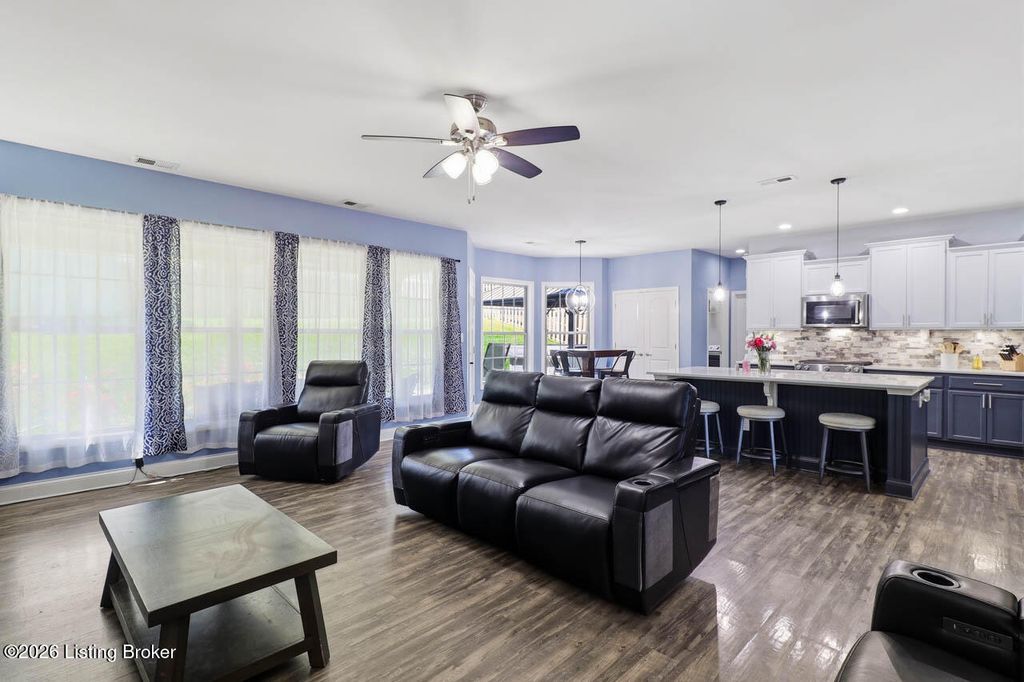 Photo of 6929 Franklin Farmer Way, Louisville, KY 40229 (MLS # 1717201)