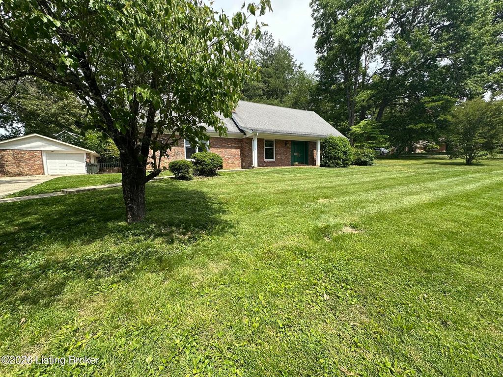 Photo of 634 Cherrywood Dr, Elizabethtown, KY 42701 (MLS # 1717737)
