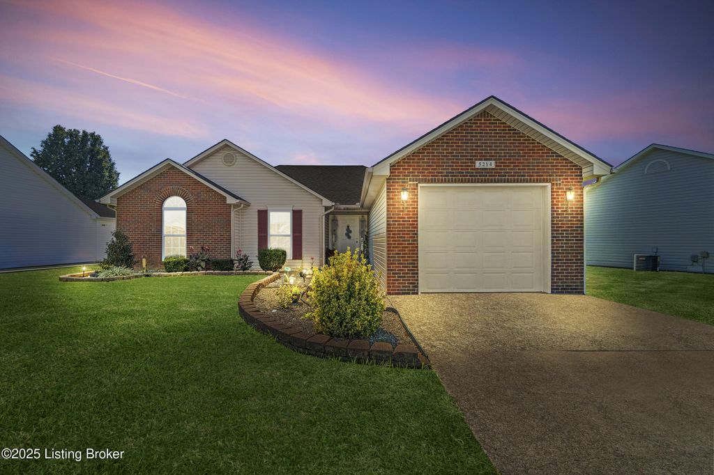 Photo of 5214 Plume Dr, Louisville, KY 40258 (MLS # 1709796)
